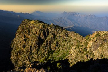 Suudi Arabistan 'ın güzelliğini keşfedin. Asir Dağları 'nın olağanüstü manzarası, Billasmar bölgesindeki Sarawat sıradağları..
