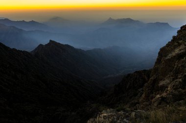 Suudi Arabistan 'ın güzelliğini keşfedin. Asir Dağları 'nın olağanüstü manzarası, Billasmar bölgesindeki Sarawat sıradağları..