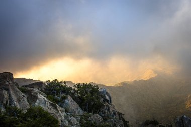Suudi Arabistan 'ın güzelliğini keşfedin. Asir Dağları 'nın olağanüstü manzarası, Billasmar bölgesindeki Sarawat sıradağları..