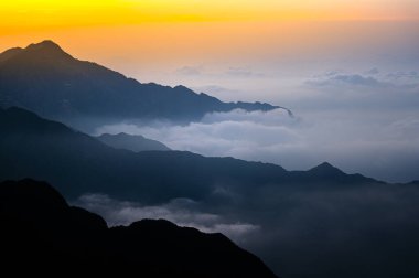 Jabal Aswad 'dan (Kara Dağ) gün doğumu, Suudi Arabistan.