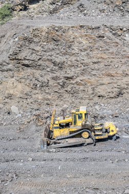 Suudi Arabistan 'da dağ yolu inşaatı sürecinde ağır makineler