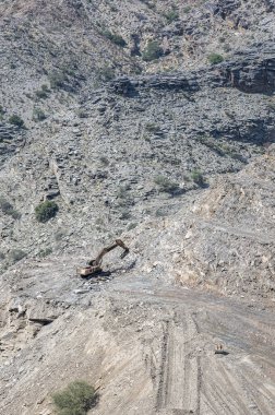 Suudi Arabistan 'da dağ yolu inşaatı sürecinde ağır makineler