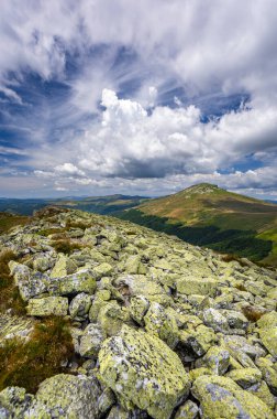 Güney Karpatlar 'ın dağ manzarası. Mt. Straja, Valcan Dağları, Romanya.