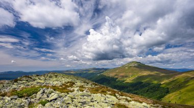 Güney Karpatlar 'ın dağ manzarası. Mt. Straja, Valcan Dağları, Romanya.