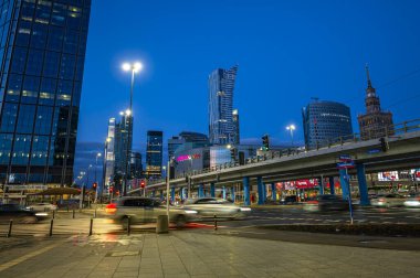 Varşova, Polonya - 26 Aralık 2023: Bulanık araç şekilli şehir merkezi manzarası. 