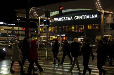 Varşova, Polonya - 26 Aralık 2023 Varşova Merkez Tren İstasyonu yakınlarındaki yaya geçidinde yürüyen insanların karanlık siluetleri.