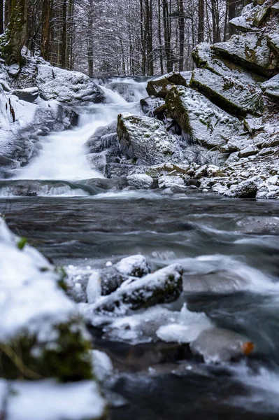 Zatwarnica köyündeki Hylaty nehrinde Szepit şelalesi. Bieszczady Dağları, Polonya.