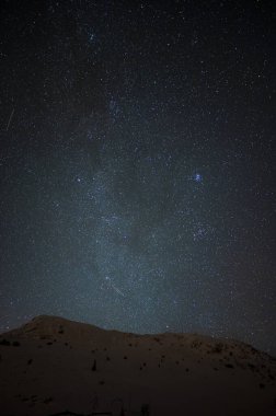 Tarnica 'nın Polonya' daki Bieszczady Ulusal Parkı 'ndaki gece manzarası.