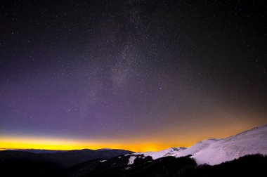 Polonya, Bieszczady Ulusal Parkı 'ndaki Szeroki Wierch' in gece görüşü.