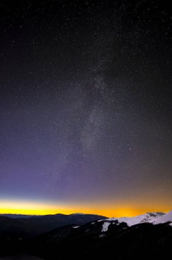 Polonya, Bieszczady Ulusal Parkı 'ndaki Szeroki Wierch' in gece görüşü.