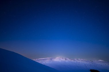 Polonya 'daki Bieszczady Ulusal Parkı' ndaki Krzemien Dağı 'nın gece manzarası.