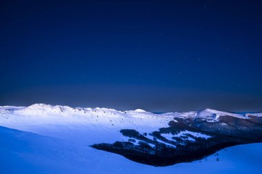 Polonya 'daki Bieszczady Ulusal Parkı' ndaki Krzemien Dağı 'nın gece manzarası.