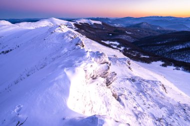 Krzemien Dağı, Bieszczady Ulusal Parkı, Polonya 'da kış günbatımı.