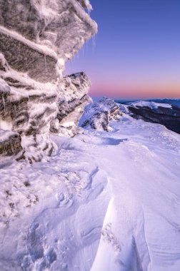 Krzemien Dağı, Bieszczady Ulusal Parkı, Polonya 'da kış günbatımı.