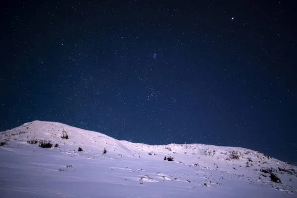 Tarnica 'nın Polonya' daki Bieszczady Ulusal Parkı 'ndaki gece manzarası.