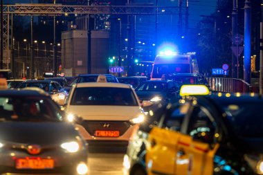 Varşova, Polonya - 30 Mart 2024: Şehir merkezinde trafik sıkışıklığından geçmeye çalışan bir ambulans.