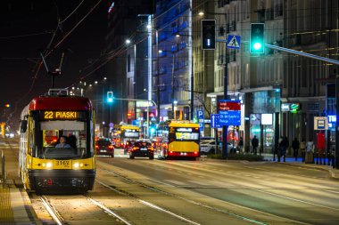 Varşova, Polonya - 30 Mart 2024: Şehir merkezinde gece trafiği.
