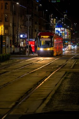 Varşova, Polonya - 30 Mart 2024: Şehir merkezinde gece trafiği.
