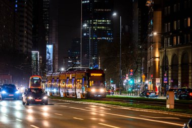 Varşova, Polonya - 30 Mart 2024: Şehir merkezinde gece trafiği.