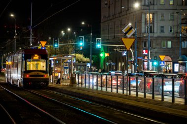 Varşova, Polonya - 30 Mart 2024: Şehir merkezinde gece trafiği.