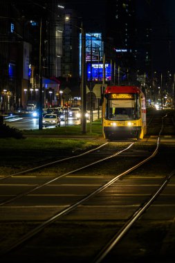 Varşova, Polonya - 30 Mart 2024: Şehir merkezinde gece trafiği.