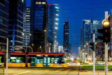 Varşova, Polonya - 30 Mart 2024: Şehir merkezinde gece trafiği.