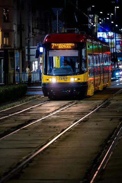 Varşova, Polonya - 30 Mart 2024: Şehir merkezinde gece trafiği.