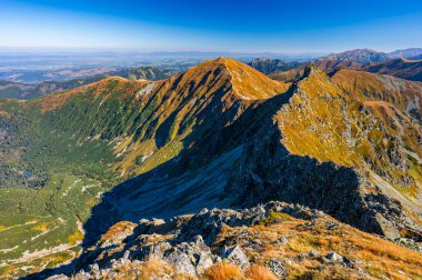 Tatra Dağları 'nın resimli manzarası. Mt 'lerin manzarası. Volovec ve Ostry Rohac, Batı Tatras.