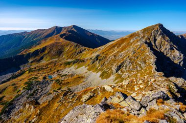 Tatra Dağları 'nın resimli manzarası. Dağın manzarası. Baranec ve Mt. Placlive Western Tatras.