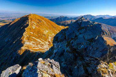 Tatra Dağları 'nın resimli manzarası. Mt 'lerin manzarası. Volovec ve Ostry Rohac, Batı Tatras.