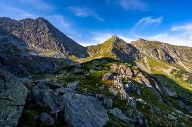 Tatra Dağları 'nın yaz manzarası. Koscielec Dağı 'ndan gün doğumu. Tatra Ulusal Parkı, Polonya.