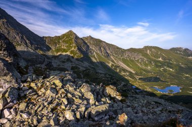 Tatra Dağları 'nın yaz manzarası. Koscielec Dağı 'ndan gün doğumu. Tatra Ulusal Parkı, Polonya.