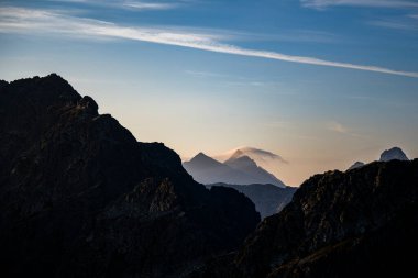 Tatra Dağları 'nın yaz manzarası. Koscielec Dağı 'ndan gün doğumu. Tatra Ulusal Parkı, Polonya.