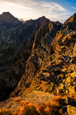 Tatra Dağları 'nın yaz manzarası. Koscielec Dağı 'ndan gün doğumu. Tatra Ulusal Parkı, Polonya.