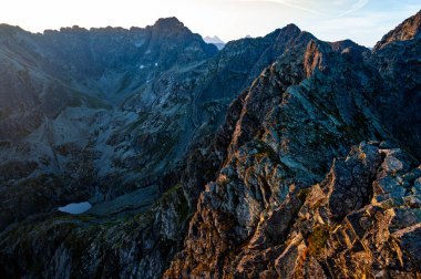 Tatra Dağları 'nın yaz manzarası. Koscielec Dağı 'ndan gün doğumu. Tatra Ulusal Parkı, Polonya.