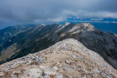 Bulgaristan 'ın Vihren Dağı' ndan Pirin Dağları 'nın zirveleri.