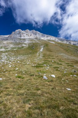 Vihren Dağı, 2914m asl, Bulgaristan 'ın Pirin Dağları' nın en yüksek zirvesi ve en popüler seyahat noktası..