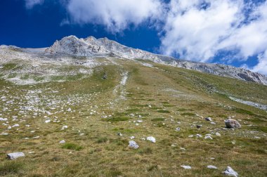 Vihren Dağı, 2914m asl, Bulgaristan 'ın Pirin Dağları' nın en yüksek zirvesi ve en popüler seyahat noktası..