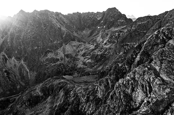 Tatra Dağları 'nın siyah beyaz manzarası. Koscielec Dağı 'ndan görülen Orla Perc Dağı Sırtı.