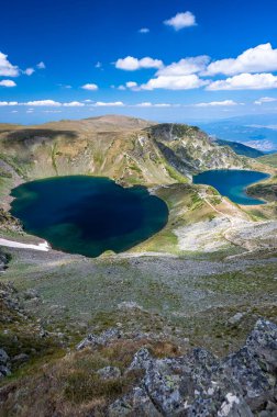 Yedi Rila Gölü. Balkan Yarımadası 'nın en popüler yürüyüş merkezlerinden biri. Bulgaristan 'ın Rila Dağları yaz manzarası.