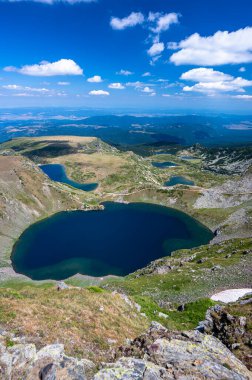 Yedi Rila Gölü. Balkan Yarımadası 'nın en popüler yürüyüş merkezlerinden biri. Bulgaristan 'ın Rila Dağları yaz manzarası.