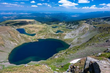 Yedi Rila Gölü. Balkan Yarımadası 'nın en popüler yürüyüş merkezlerinden biri. Bulgaristan 'ın Rila Dağları yaz manzarası.