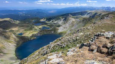 Yedi Rila Gölü. Balkan Yarımadası 'nın en popüler yürüyüş merkezlerinden biri. Bulgaristan 'ın Rila Dağları yaz manzarası.