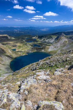 Yedi Rila Gölü. Balkan Yarımadası 'nın en popüler yürüyüş merkezlerinden biri. Bulgaristan 'ın Rila Dağları yaz manzarası.