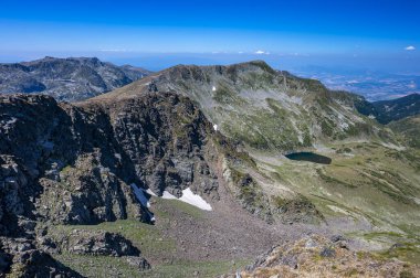 Bulgaristan 'ın Rila Dağları' nın yaz manzarası. Otovitsa Dağı 'ndan Panorama 2696 as!.