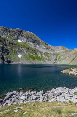 Yedi Rila Gölü. Balkan Yarımadası 'nın en popüler yürüyüş merkezlerinden biri. Bulgaristan 'ın Rila Dağları yaz manzarası.
