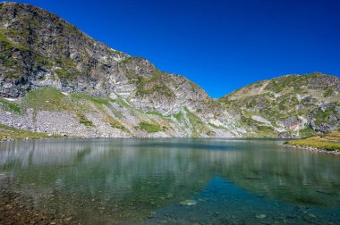 Yedi Rila Gölü. Balkan Yarımadası 'nın en popüler yürüyüş merkezlerinden biri. Bulgaristan 'ın Rila Dağları yaz manzarası.