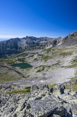 Rila dağlarının yaz manzarası. Bulgaristan ve Balkan Yarımadası 'nın en yüksek sıradağları.
