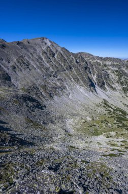 Rila dağlarının yaz manzarası. Bulgaristan ve Balkan Yarımadası 'nın en yüksek sıradağları.