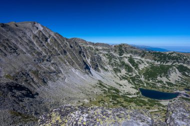 Rila dağlarının yaz manzarası. Bulgaristan ve Balkan Yarımadası 'nın en yüksek sıradağları.